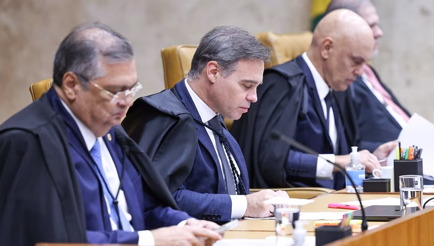 Dino e Zanin votam para adiar julgamento sobre Moraes no STF