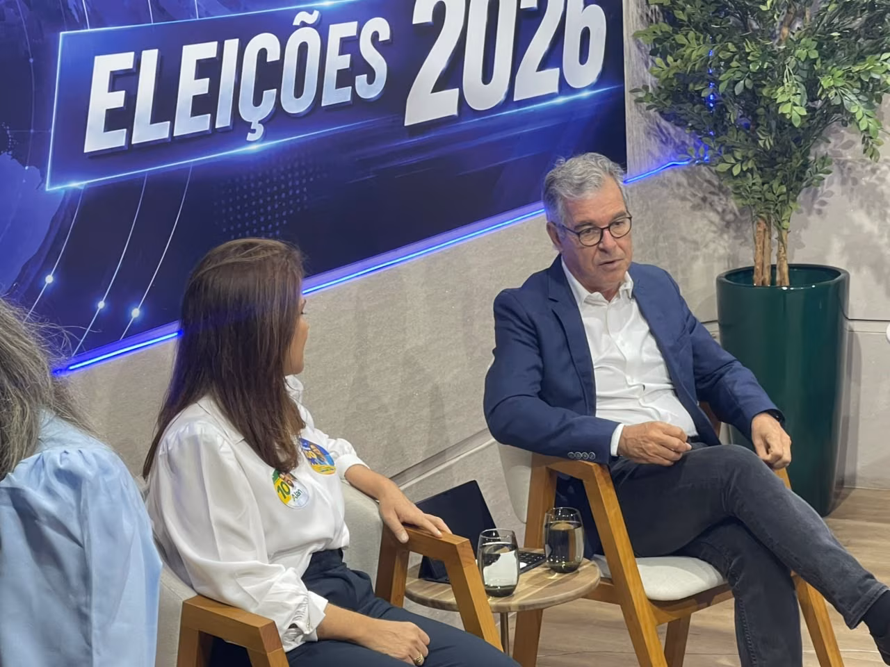 Anos após episódio polêmico, Mara e Jorge se cumprimentam em sabatina