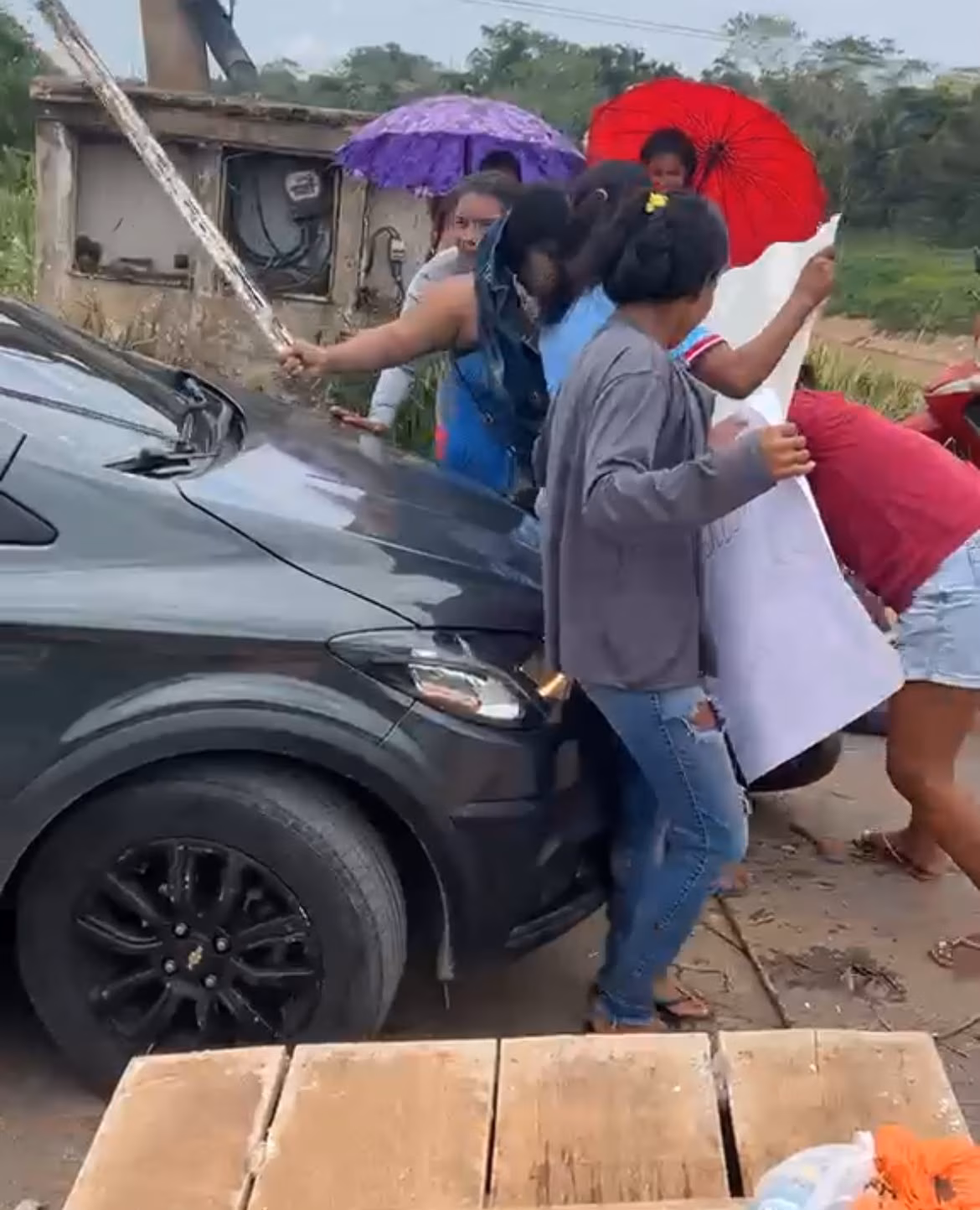 Esposas de detentos quase são atropeladas durante protesto na BR-364
