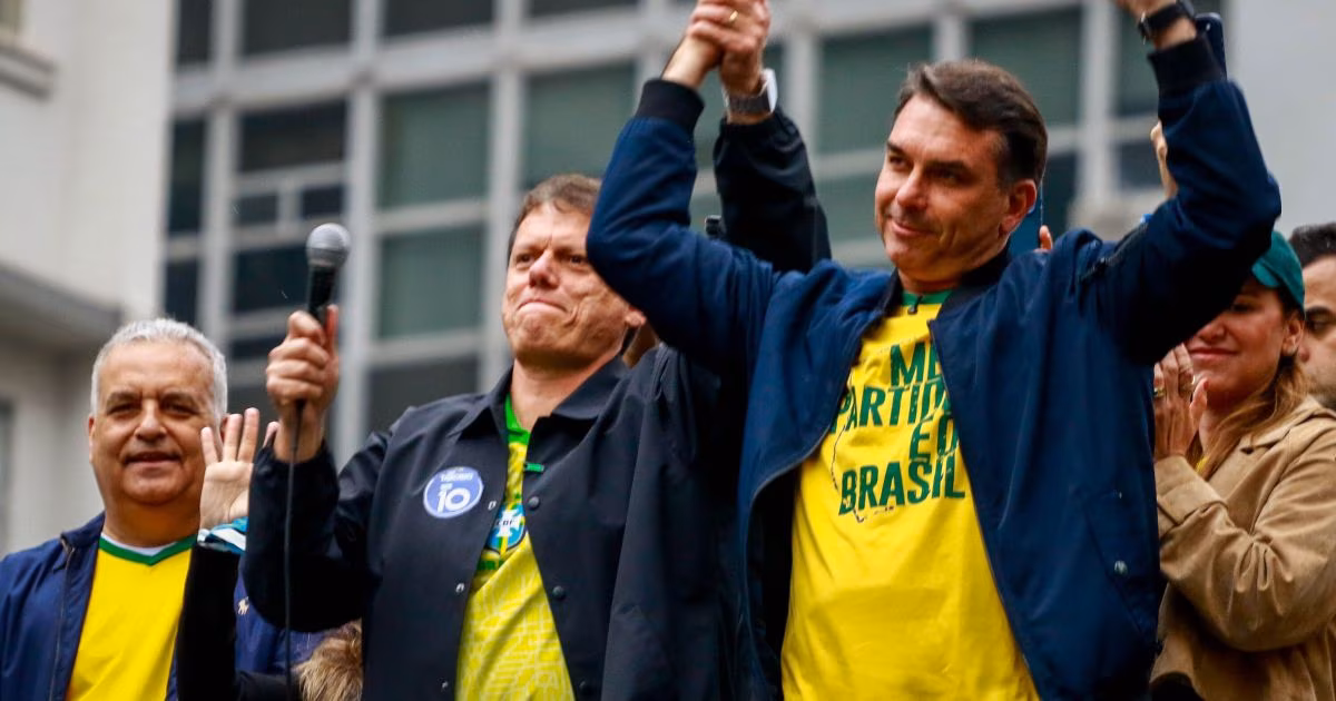 Palanque em SP reflete estratégia de Flávio para consolidar base eleitoral