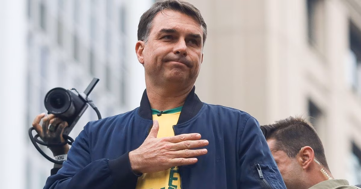Flávio diz que “ministros do Lula” trabalharam para “blindar” Moraes no STF