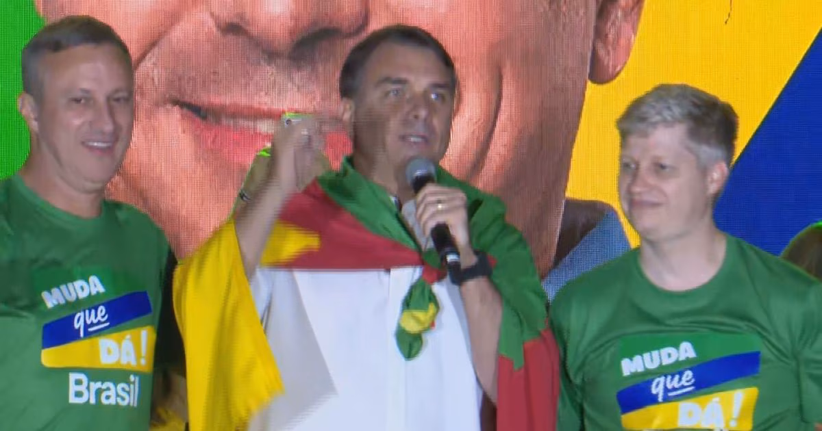 Flávio diz que Lula tem “rabo preso” por não comentar caso Moraes