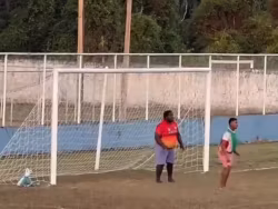 Goleiro chama atenção ao fazer defesa difícil em competição no interior do Acre