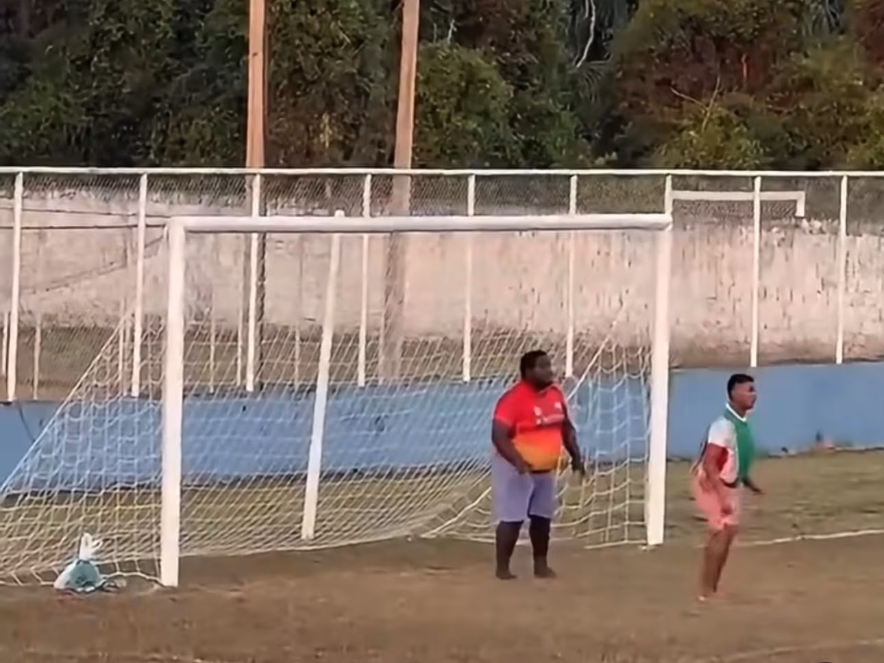 Goleiro chama atenção ao fazer defesa difícil em competição no interior do Acre