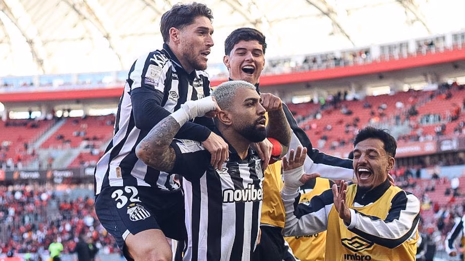 Santos aproveita apagão do Inter, leva susto, mas vence no Brasileirão