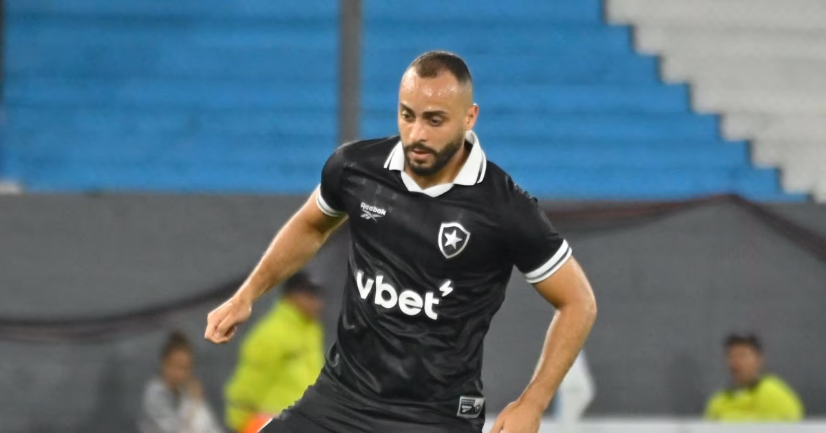 Botafogo recebe proposta milionária pelo atacante Arthur Cabral