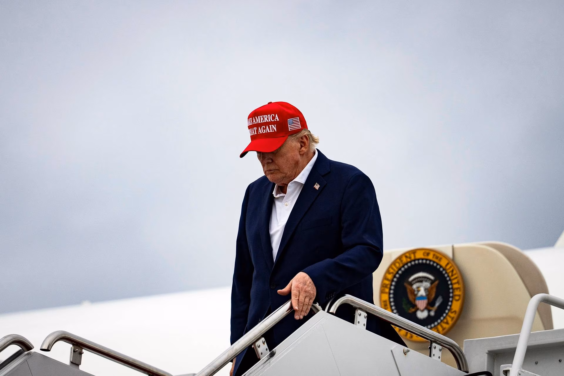 FT: aprovação de Trump cai a 33%, menor nível do levantamento; entenda razões
