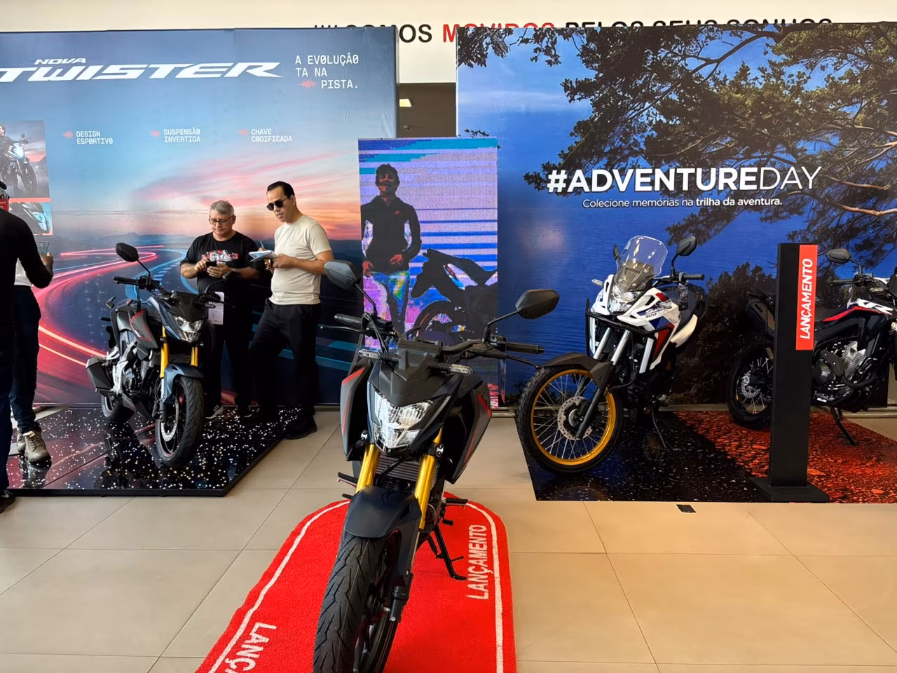 Os modelos apresentados foram a CB Twister 300F, a Sahara 300 e a Tornado 300