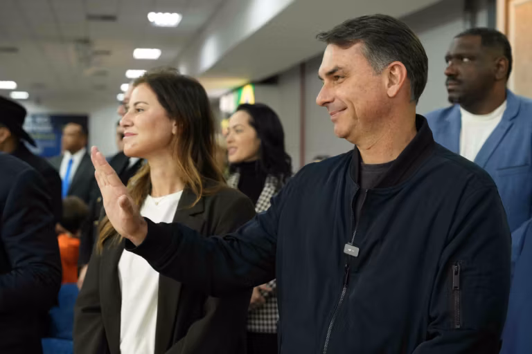Para quem tentar interferir nas eleições, digo que não vai dar certo, afirma Flávio