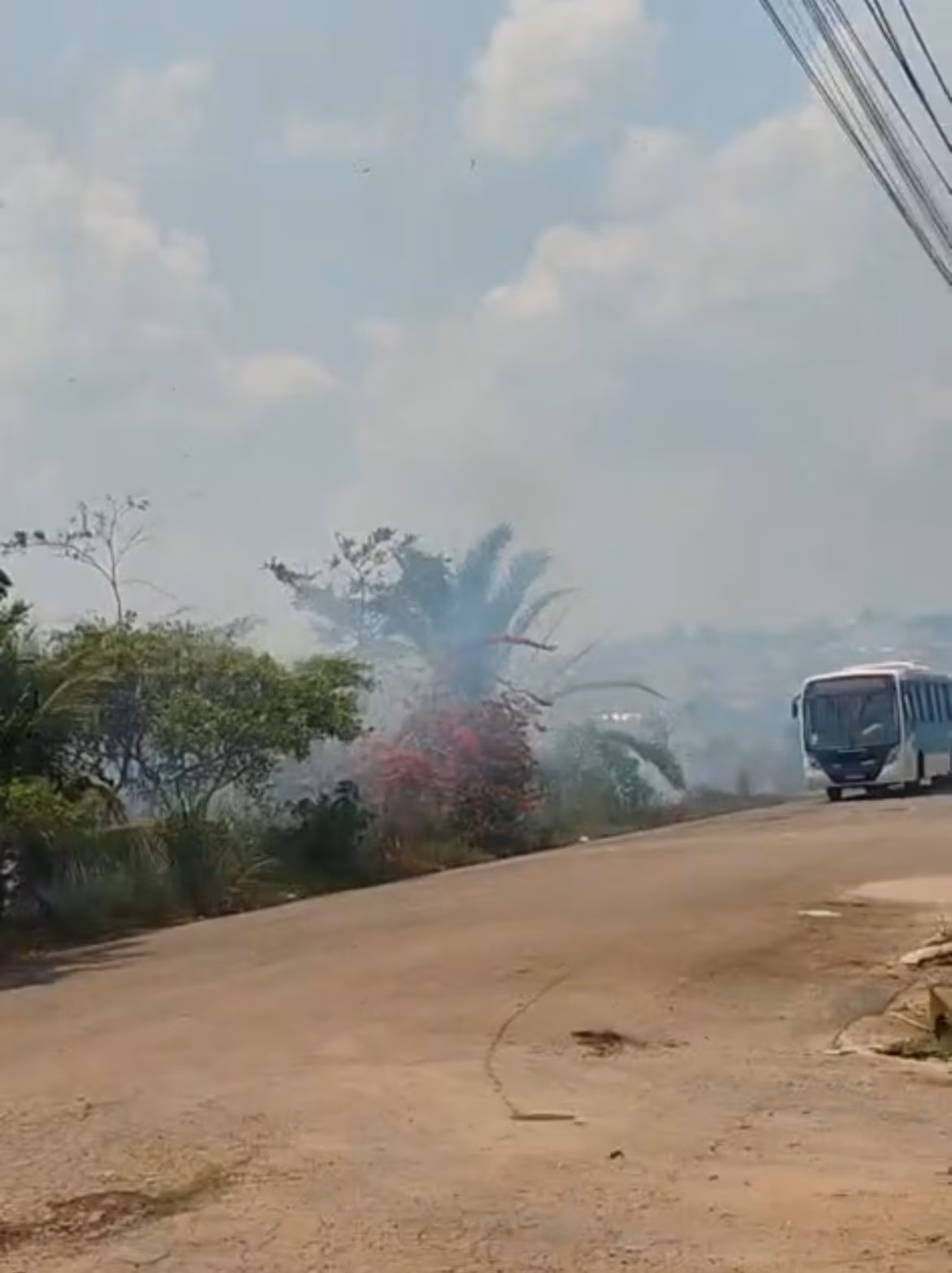 Incêndio atinge área verde próxima a creche na parte alta de Rio Branco