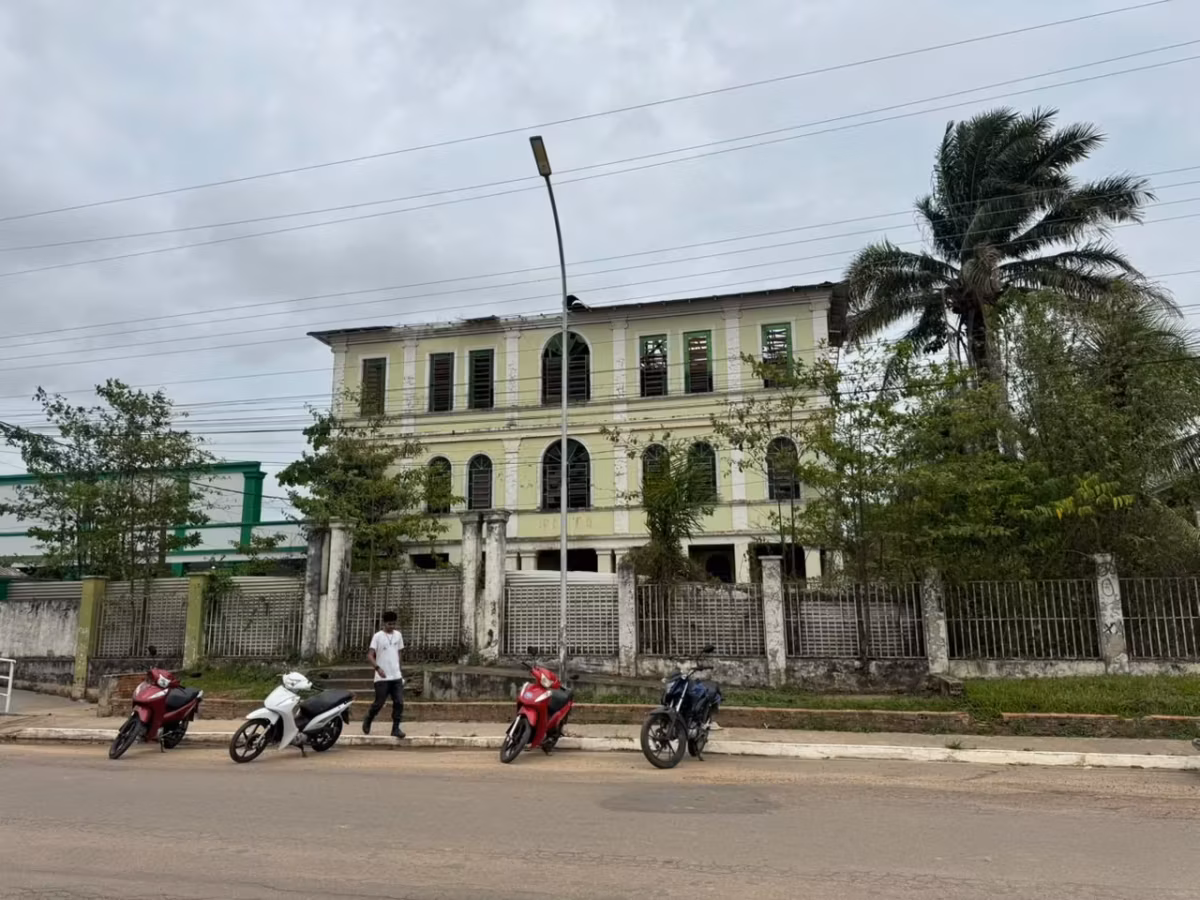 Abandonado e fechado há 12 anos, prédio mais antigo do Acre corre risco de desaparecer