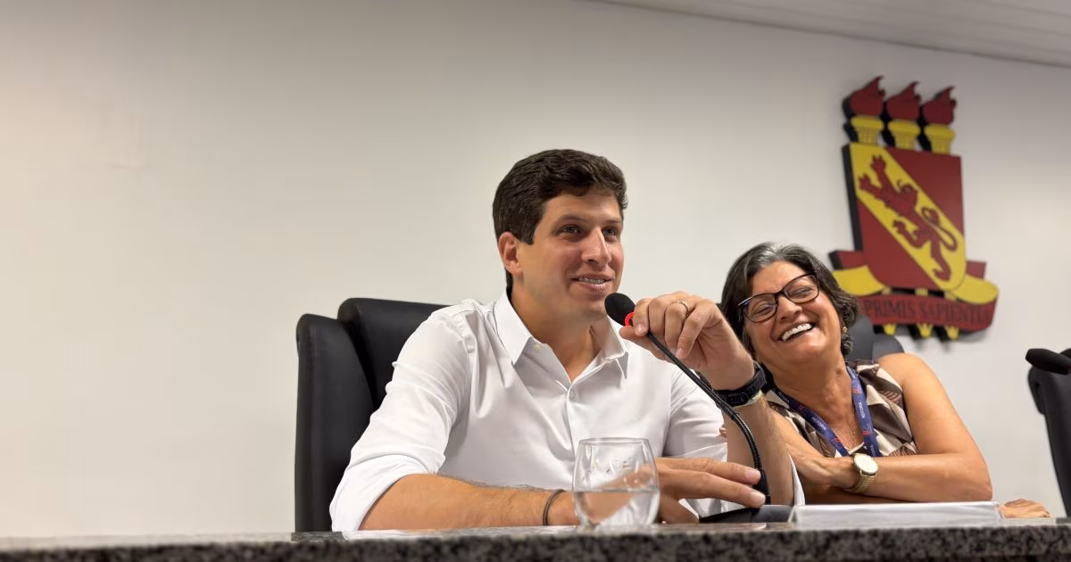 João Campos promete comissão para discutir carreiras na UPE