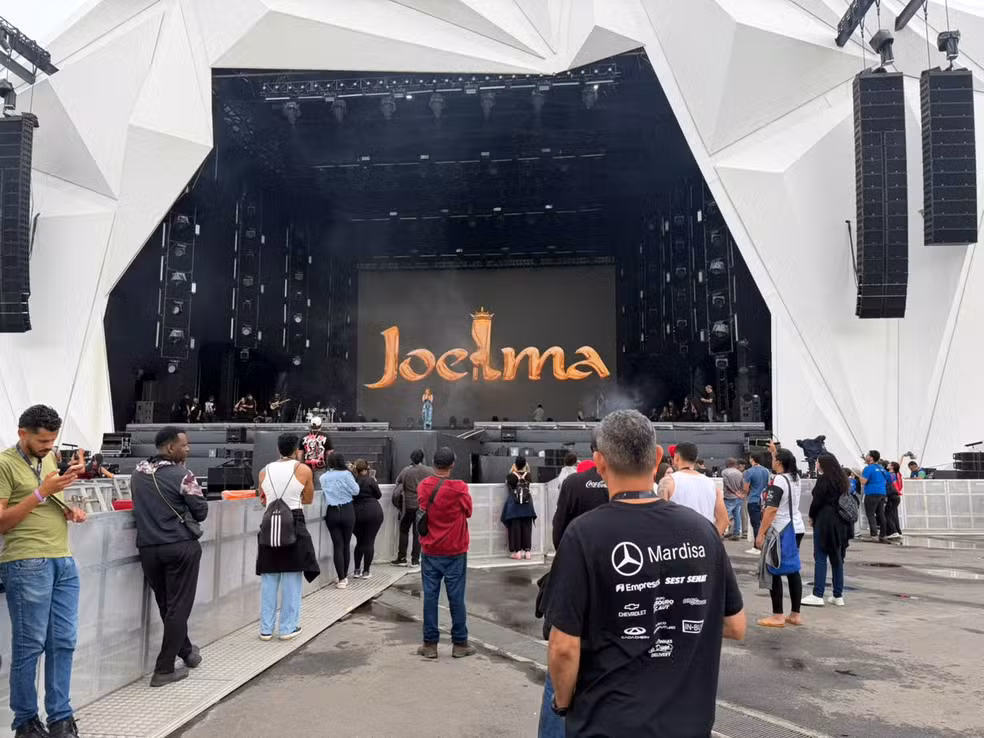 Joelma agita fãs em passagem de som antes de show no Rock in Rio