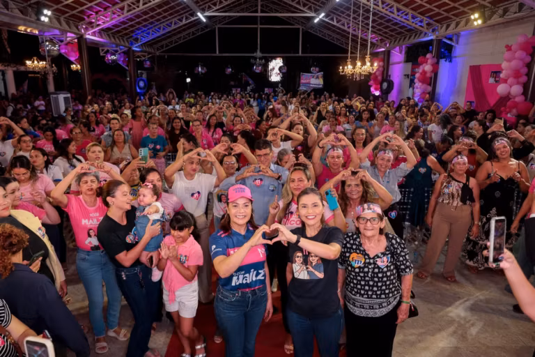 Durante o ato, as candidatas foram homenageadas com presentes e receberam um quadro com a imagem das duas