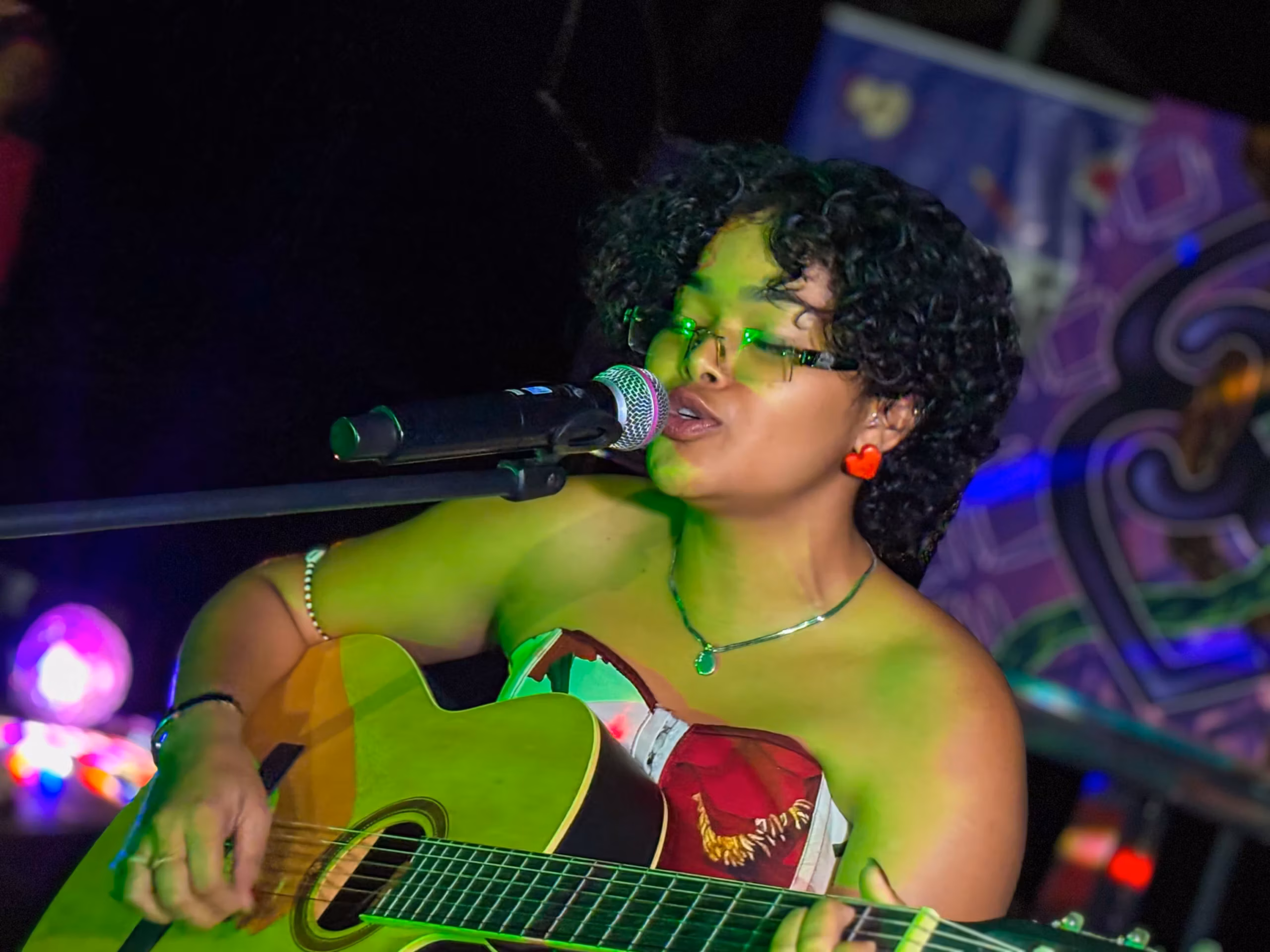 Cantora acreana transforma ‘morango do amor’ em ‘Jambo do Amor’; ASSISTA
