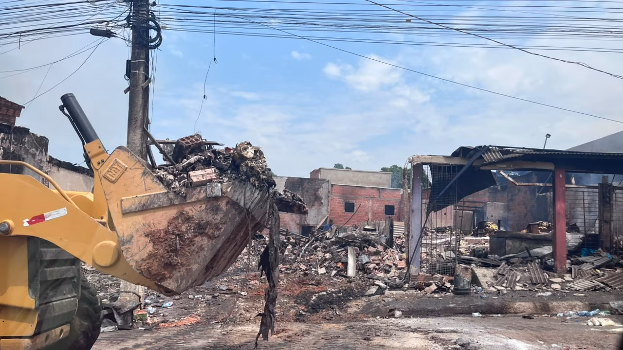 Máquinas trabalham na remoção de entulhos de mercado após incêndio em RB