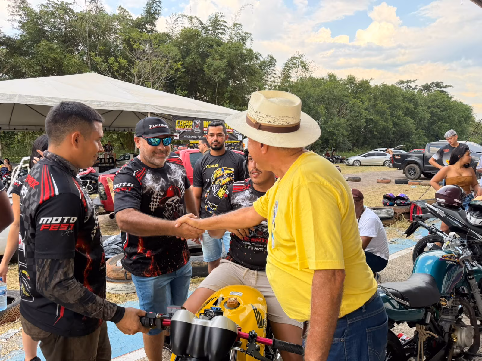 Bocalom é ovacionado durante evento de motociclismo em Rio Branco
