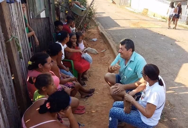 Foto de Nilson Areal sentado em calçada viraliza nas redes sociais