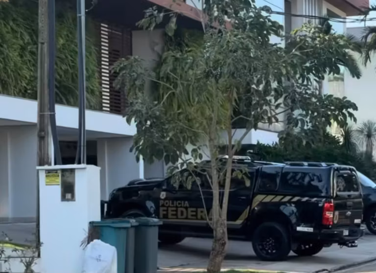 Pessoas próximas ao candidato também teriam sido alvo das diligências.