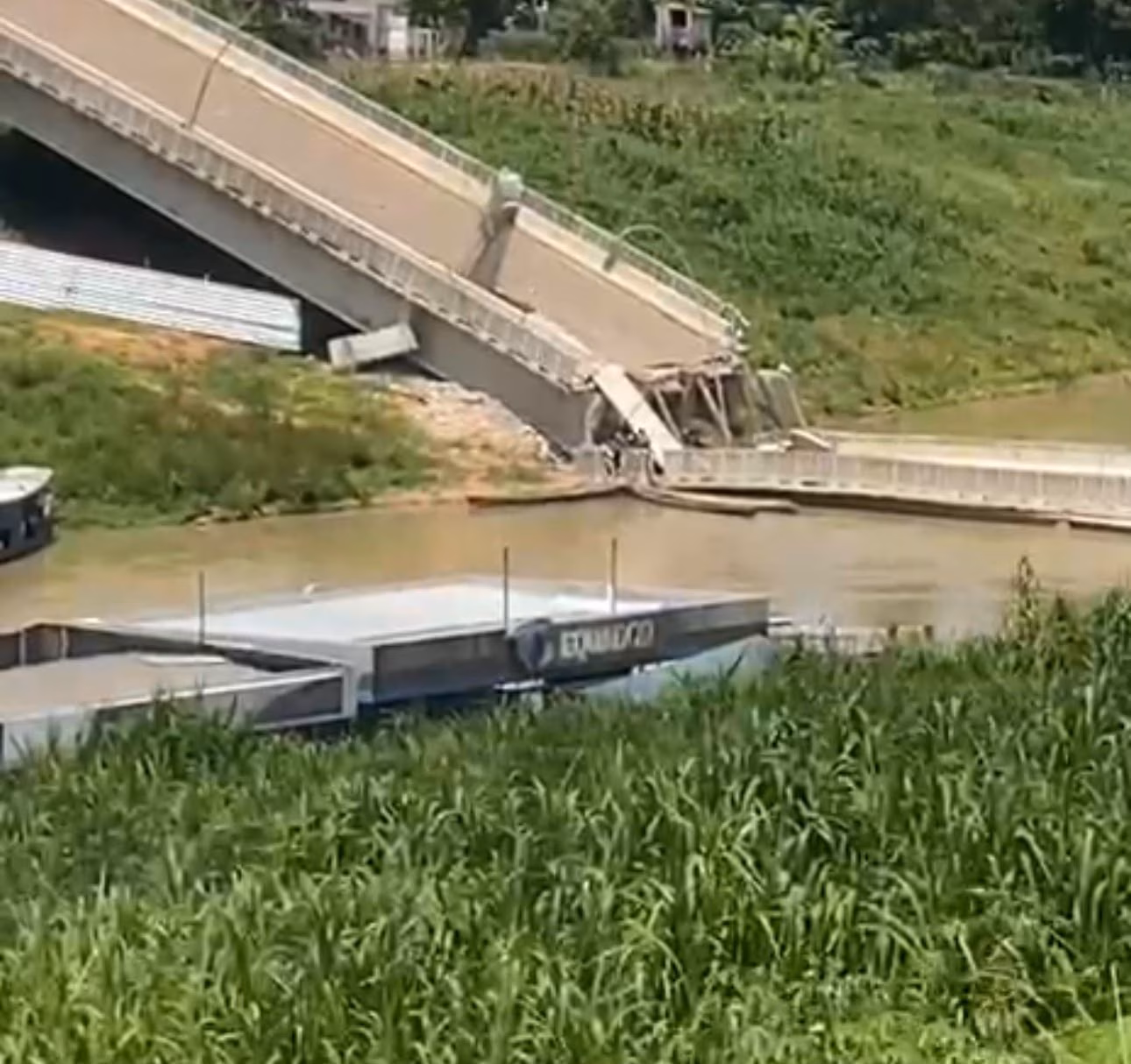 Adolescentes se arriscam ao atravessar escombros de ponte que caiu; VÍDEO