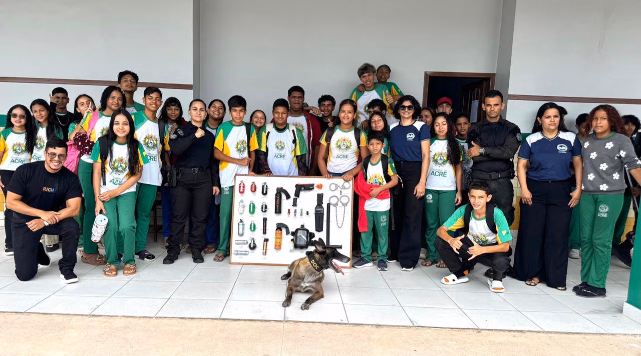 Polícia Penal apresenta atuação a alunos em Cruzeiro do Sul