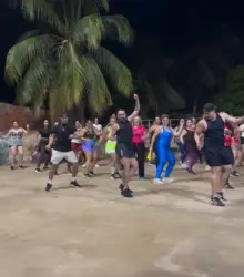 Professor lota praça de Rio Branco com aula gratuita de dança