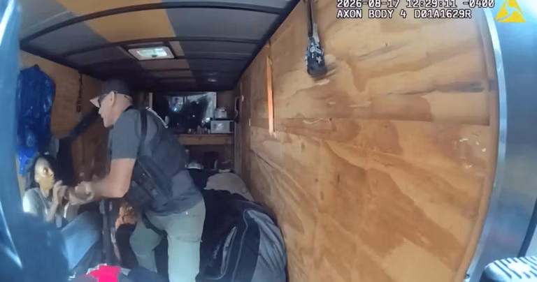 Babá sequestra duas crianças nos EUA após fazer amizade com a mãe