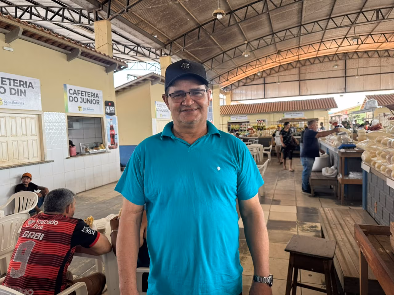 Ao lado de Bittar, Tanízio Sá toma café na feira e conversa com moradores de Sena