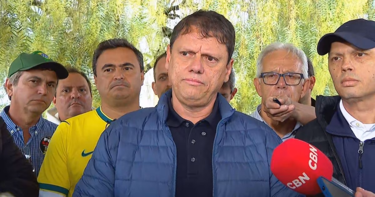 “Operações não enxergam partidos”, diz Tarcísio sobre ação contra PCC
