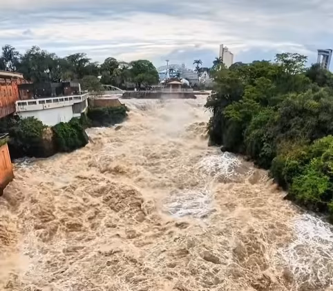 Rio Tietê transborda e força das águas impressiona no interior de SP