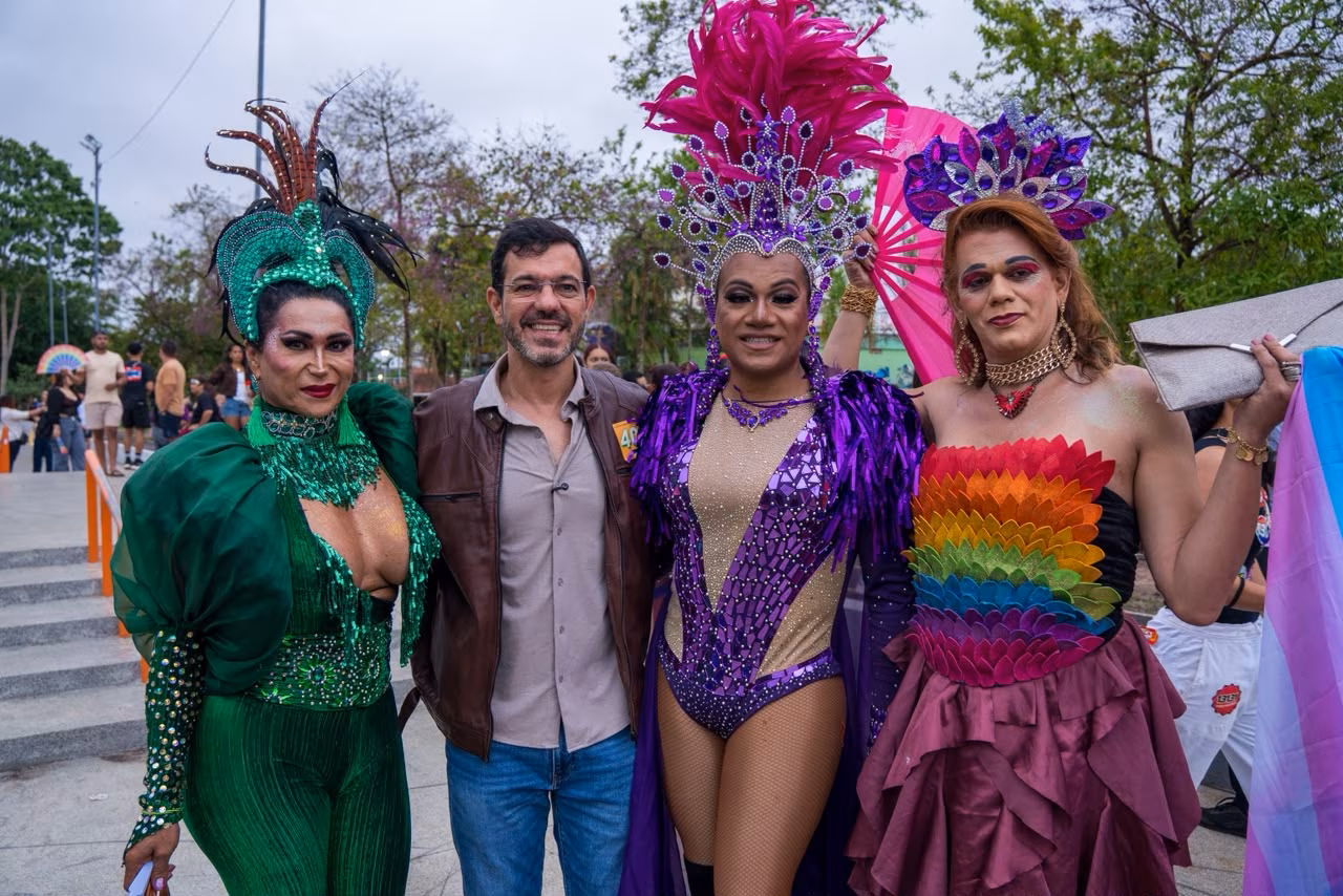 Thor participa da 20ª Parada LGBT+ e defende respeito à diversidade