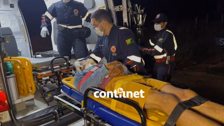 Motociclistas colidem de frente após tentativa de desvio de buraco
