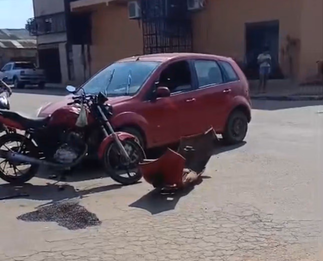 Motociclista fica ferido após colisão com carro no interior do Acre