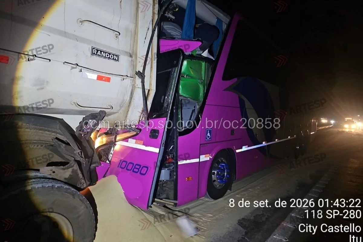 Acidente grave entre ônibus e carreta deixa pessoas feridas na madrugada