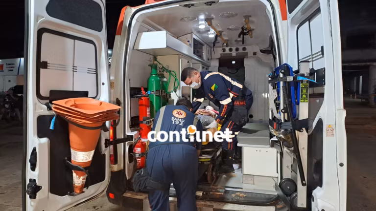 Devido às condições de acesso ao local, moradores precisaram improvisar o resgate