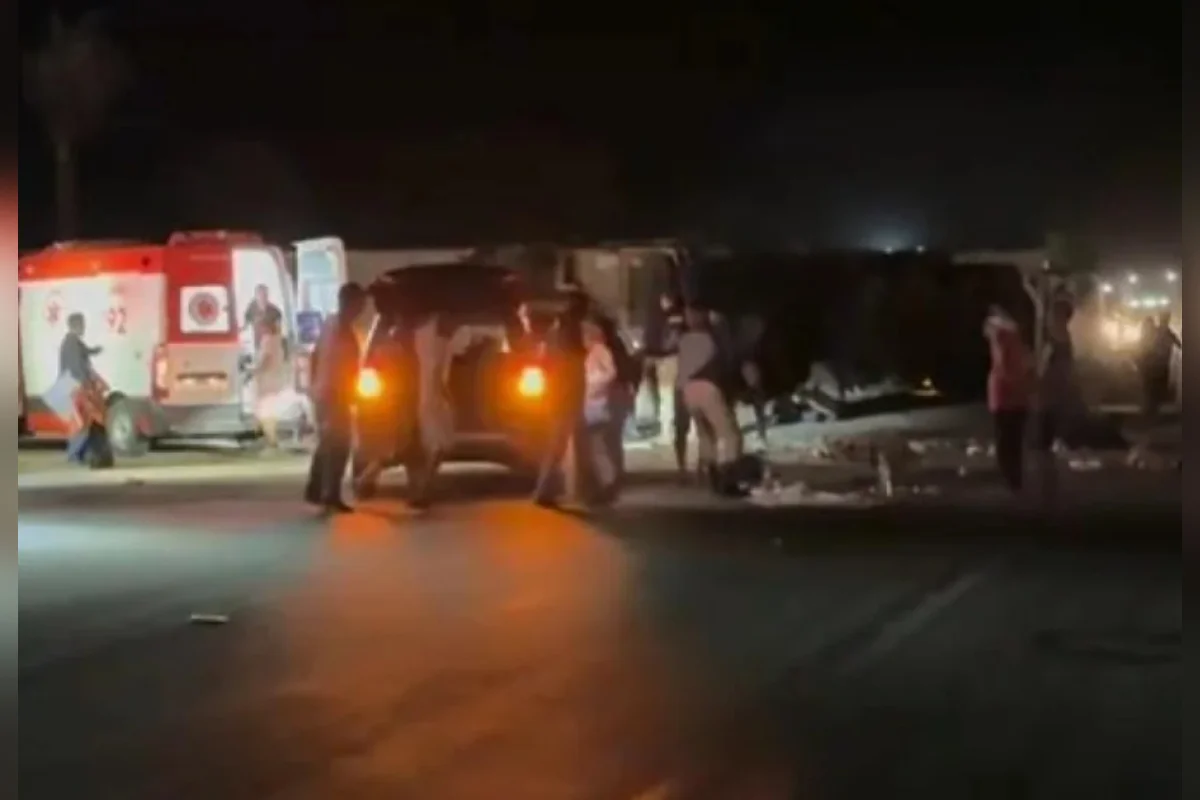 Colisão frontal entre ônibus e carreta mata 6 e fere ao menos 9 em rodovia