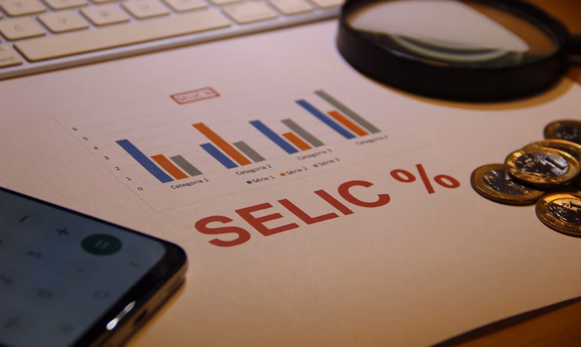Mercado já prevê Selic a 13,50% no fim de 2026 e eleva projeção da inflação