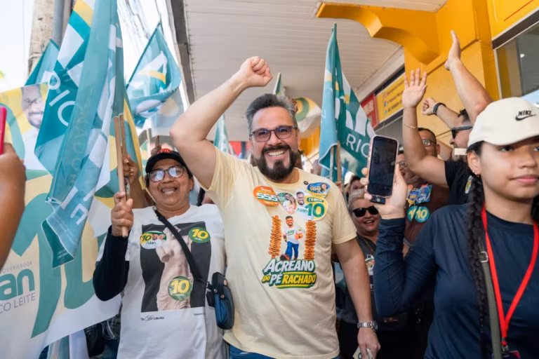 apoiadores exibiram bandeiras e materiais da campanha em apoio à candidatura de Alan Rick