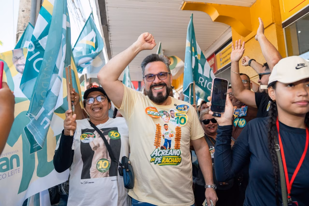 apoiadores exibiram bandeiras e materiais da campanha em apoio à candidatura de Alan Rick