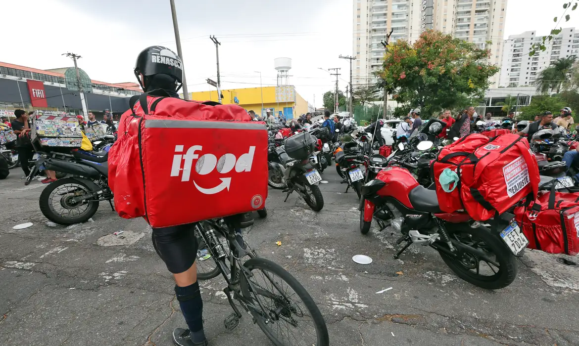 Trabalho por aplicativo paga menos por hora e já reúne 2 milhões de brasileiros
