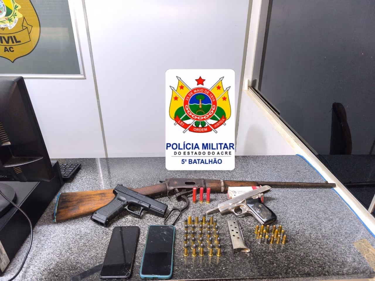 Homens armados correm para mata, dois são presos e arsenal é apreendido