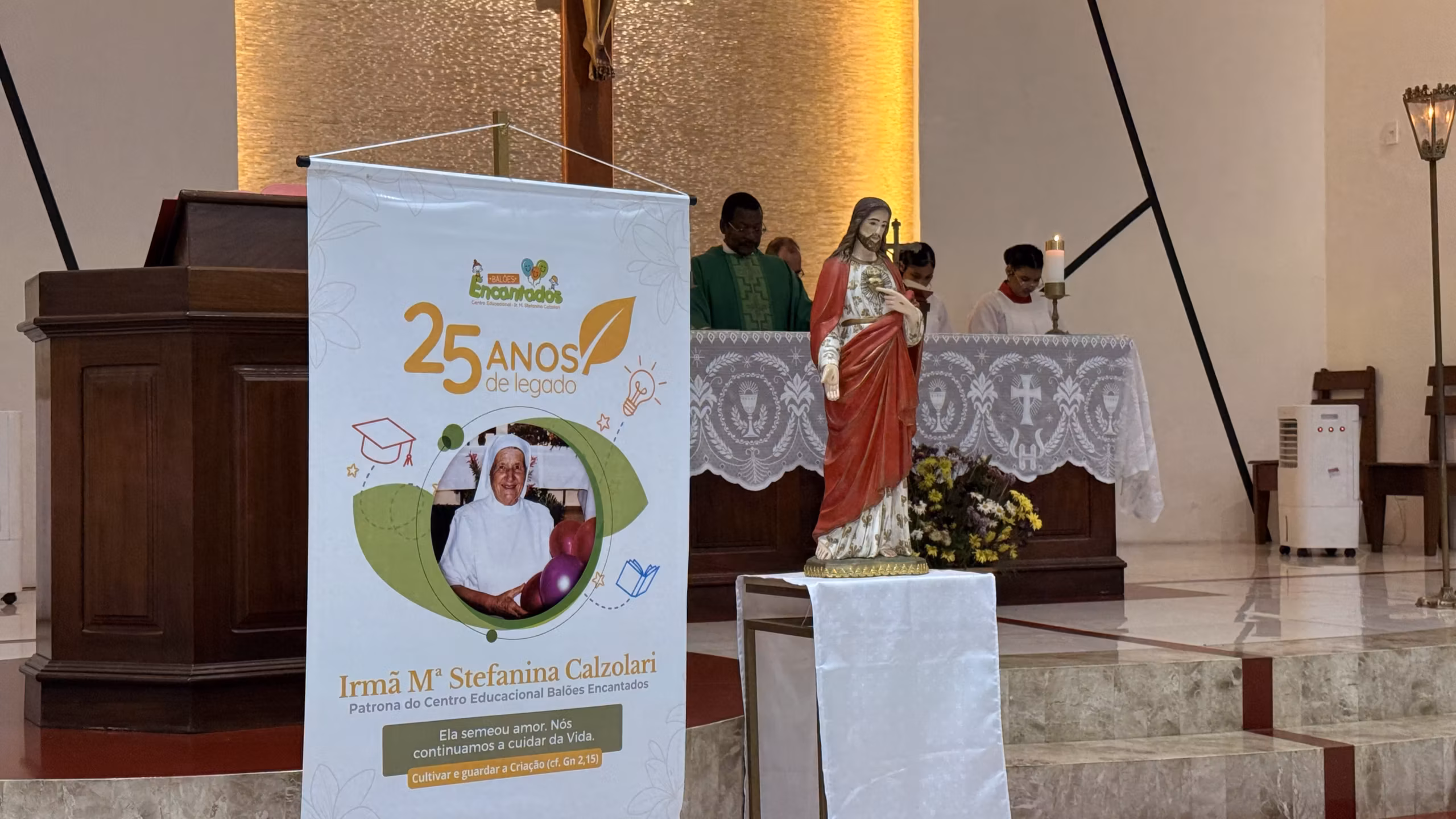 Balões Encantados celebra missa em memória do legado de patrona da escola
