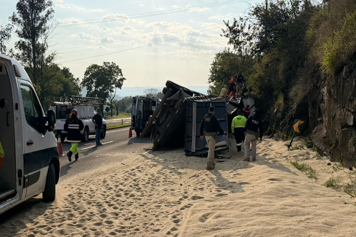 Bebê morre soterrado por carga de arroz após tombamento de carreta