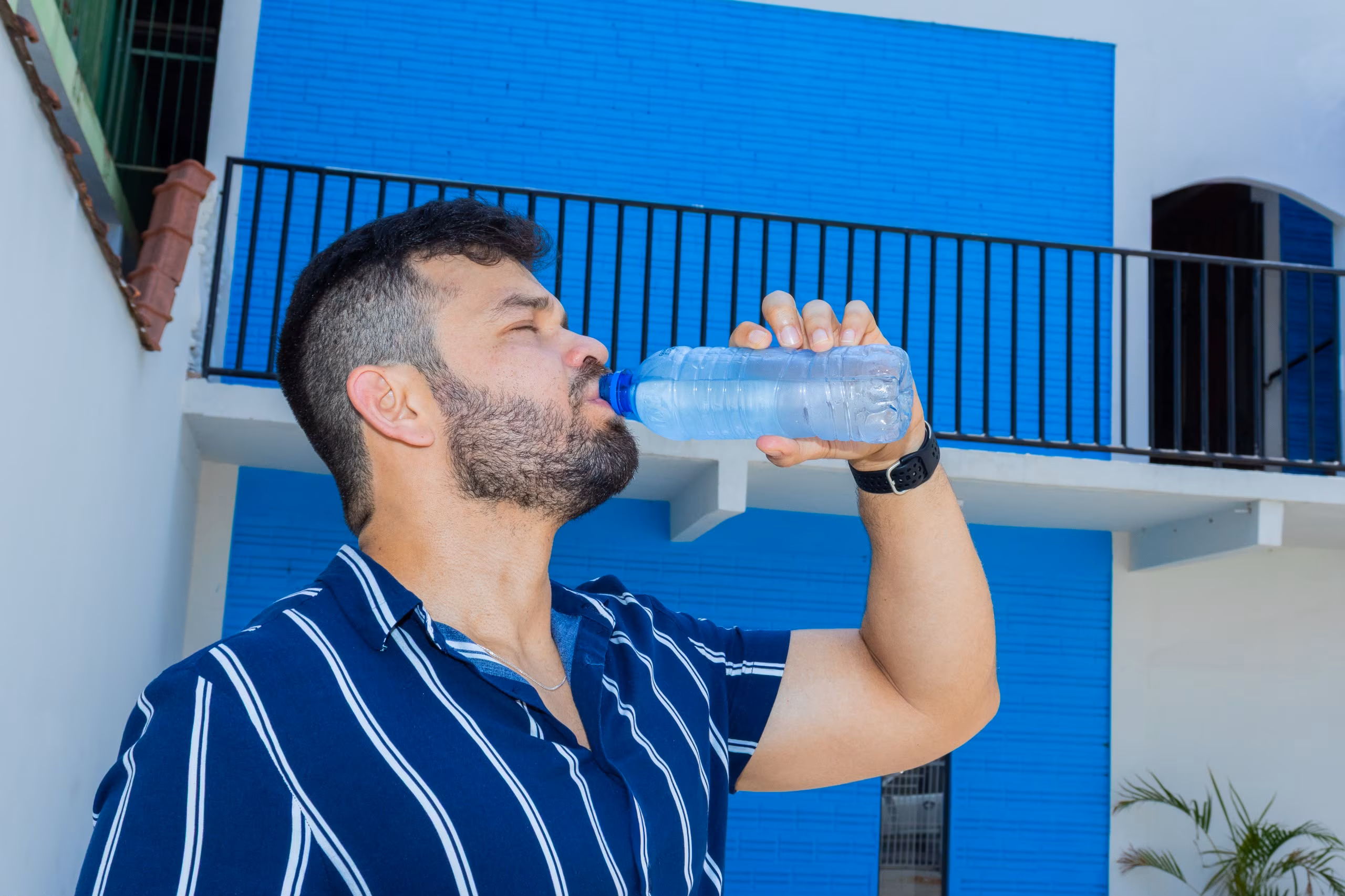 Quanto de água beber no calor? Nutricionista explica cálculo para cada pessoa
