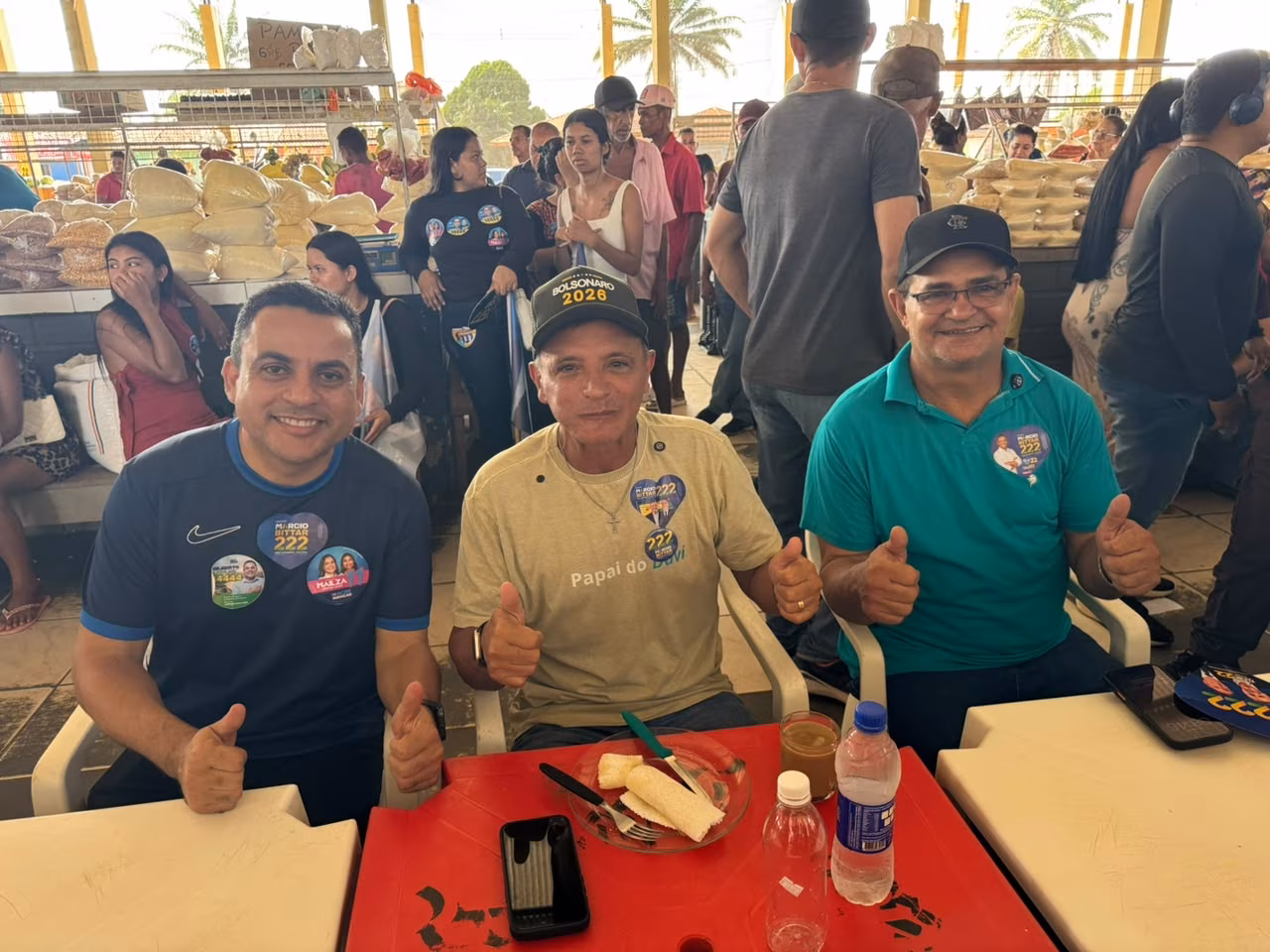 Bittar toma café na feira de Sena Madureira e conversa com moradores