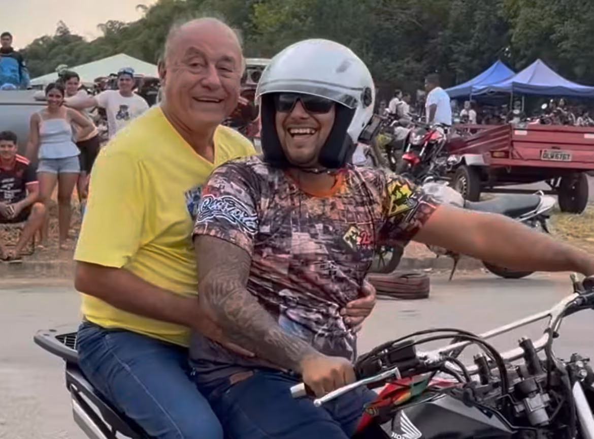 Bocalom anda na garupa de moto e encara ‘grau’ durante evento de motocross na Arena Race