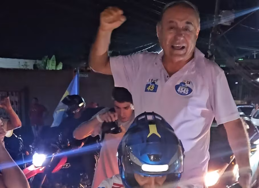 De moto, Bocalom chega a encontro e é recebido com festa pela militância