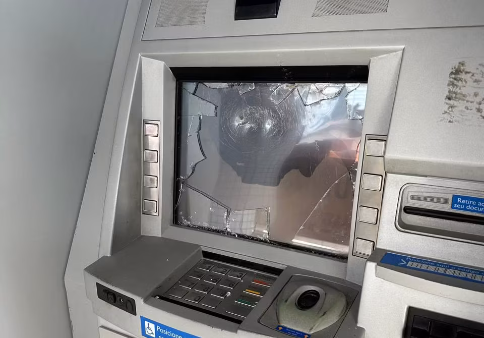 Homem invade banco em Rio Branco e quebra caixa eletrônico
