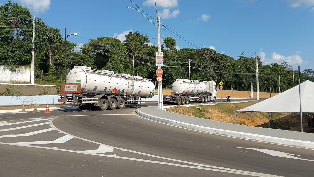 Tanque carregado de combustível se desprende de caminhão no Acre