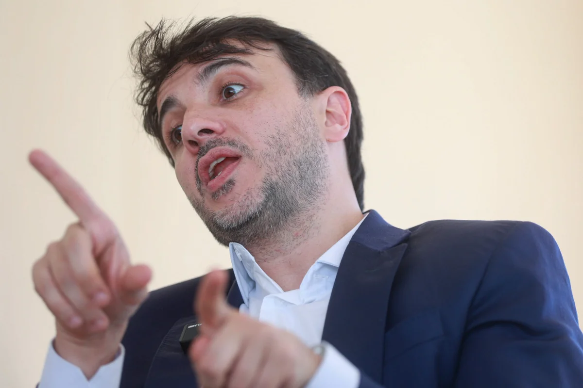 Renan Santos chama coordenadora de Flávio de “idiota” e diz torcer por queda do rival